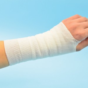 OPASKA KOHEZYJNA 8 CM x 4 M BIAŁA (TYPU COBAN)